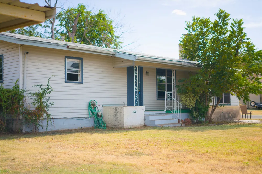 2007 W Commerce Street San Saba, TX 76877