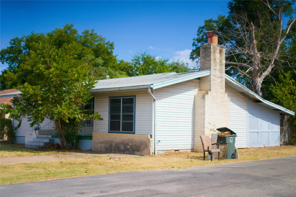2007 W Commerce Street San Saba, TX 76877