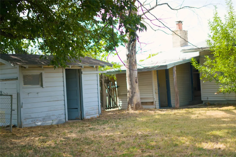 2007 W Commerce Street San Saba, TX 76877