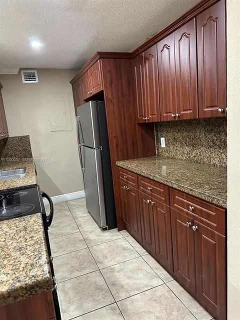 4533 TREEHOUSE LANE #H