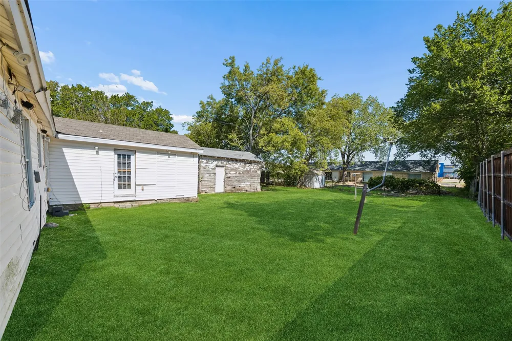 809 E Wall Street Grapevine, TX 76051