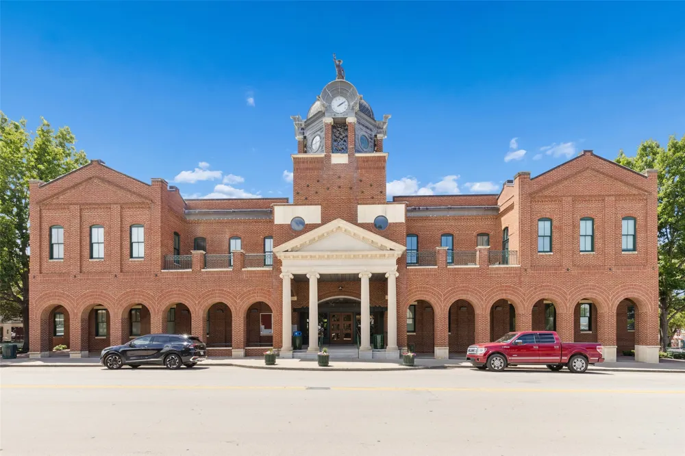 809 E Wall Street Grapevine, TX 76051