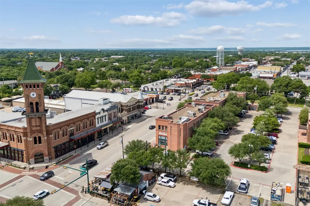 809 E Wall Street Grapevine, TX 76051