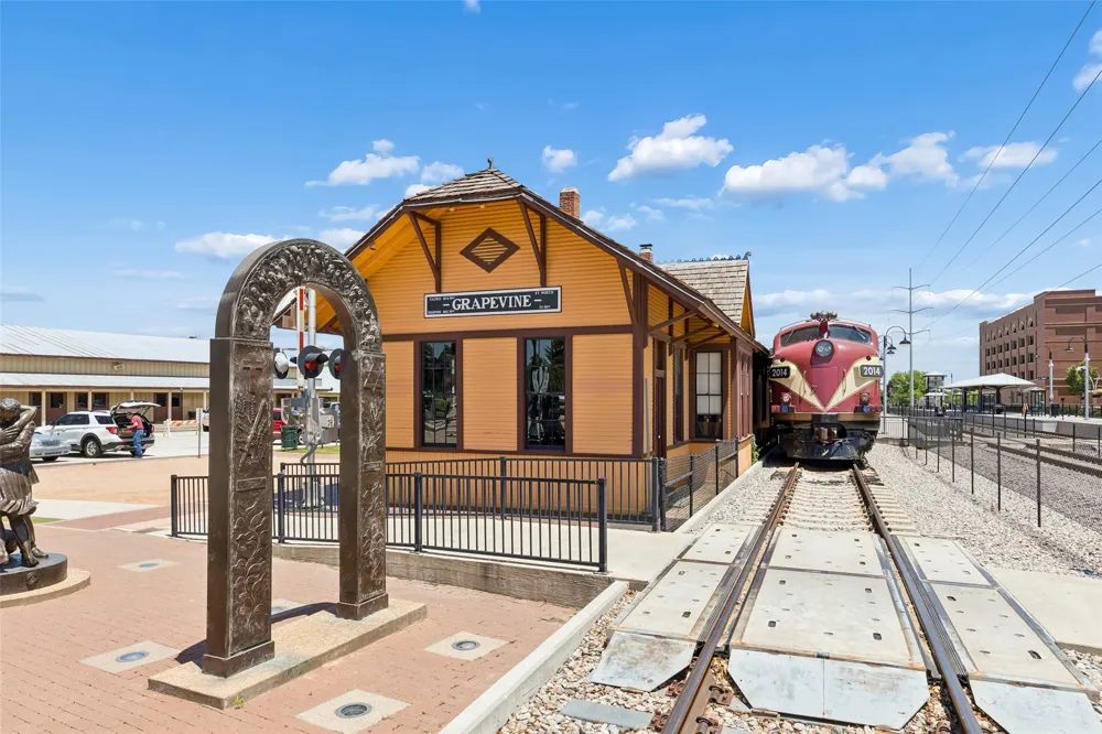 809 E Wall Street Grapevine, TX 76051