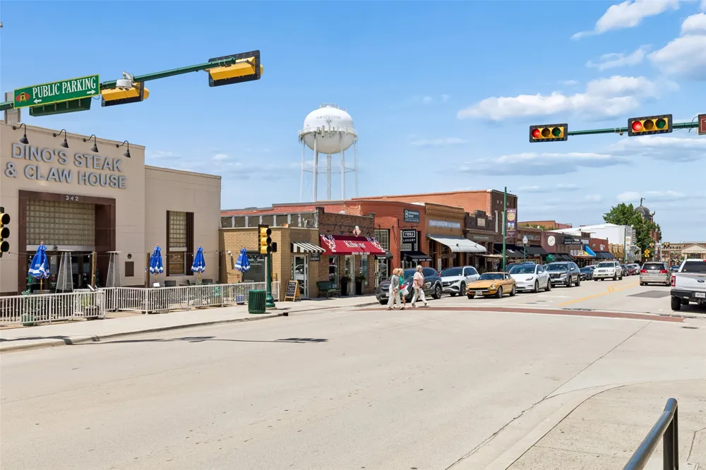 809 E Wall Street Grapevine, TX 76051
