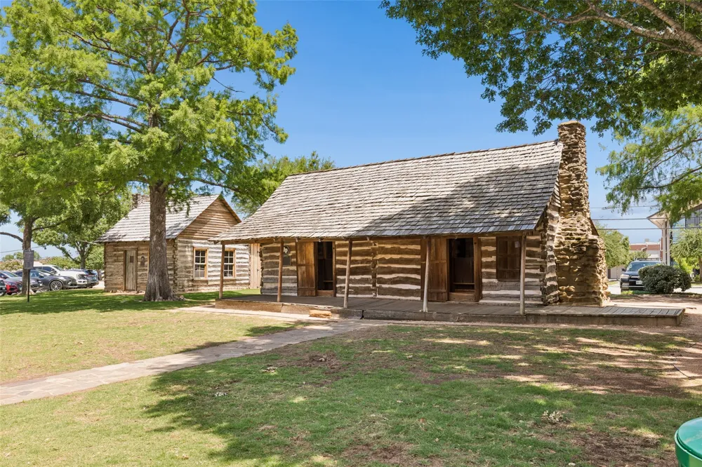 809 E Wall Street Grapevine, TX 76051