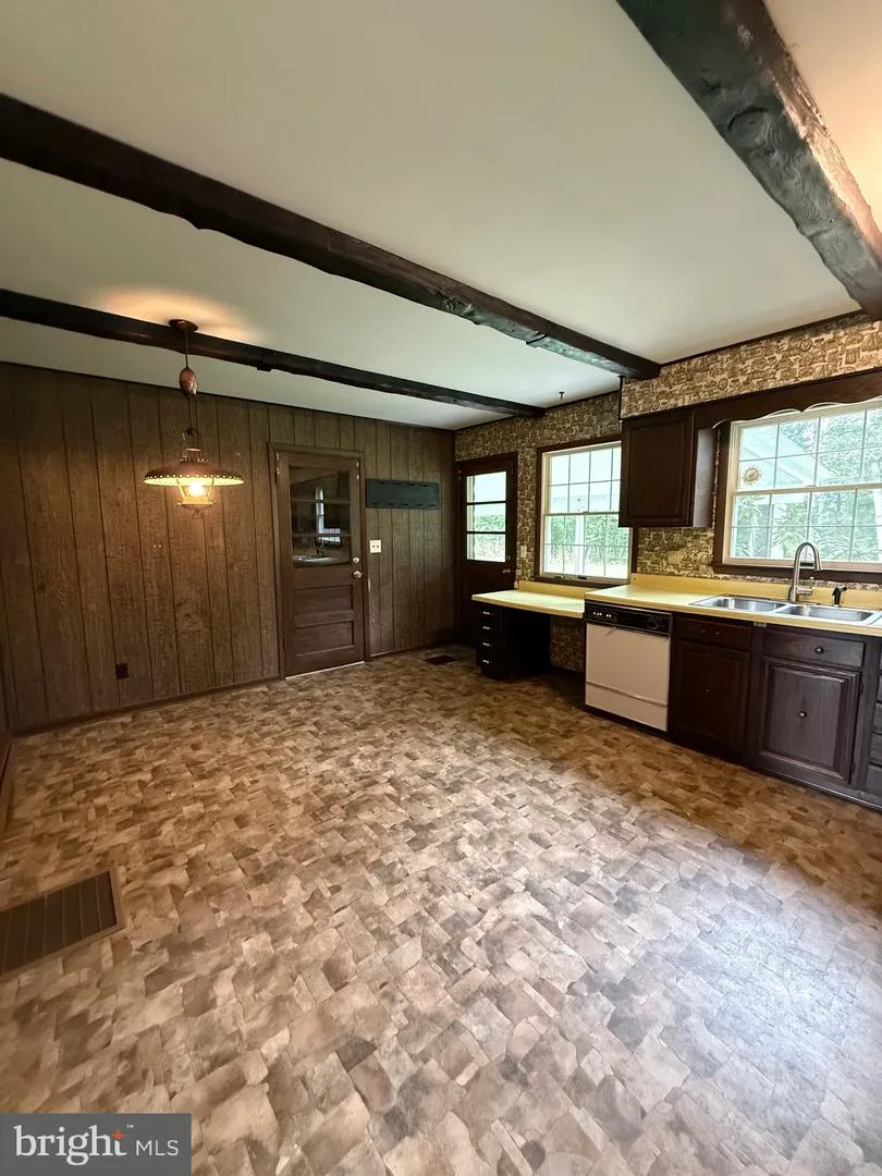 6859 US HIGHWAY 220 Old Fields, WV 26845