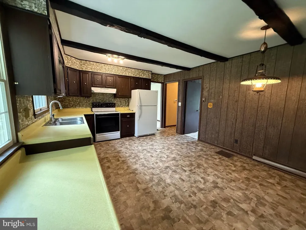 6859 US HIGHWAY 220 Old Fields, WV 26845