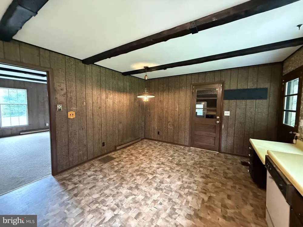 6859 US HIGHWAY 220 Old Fields, WV 26845