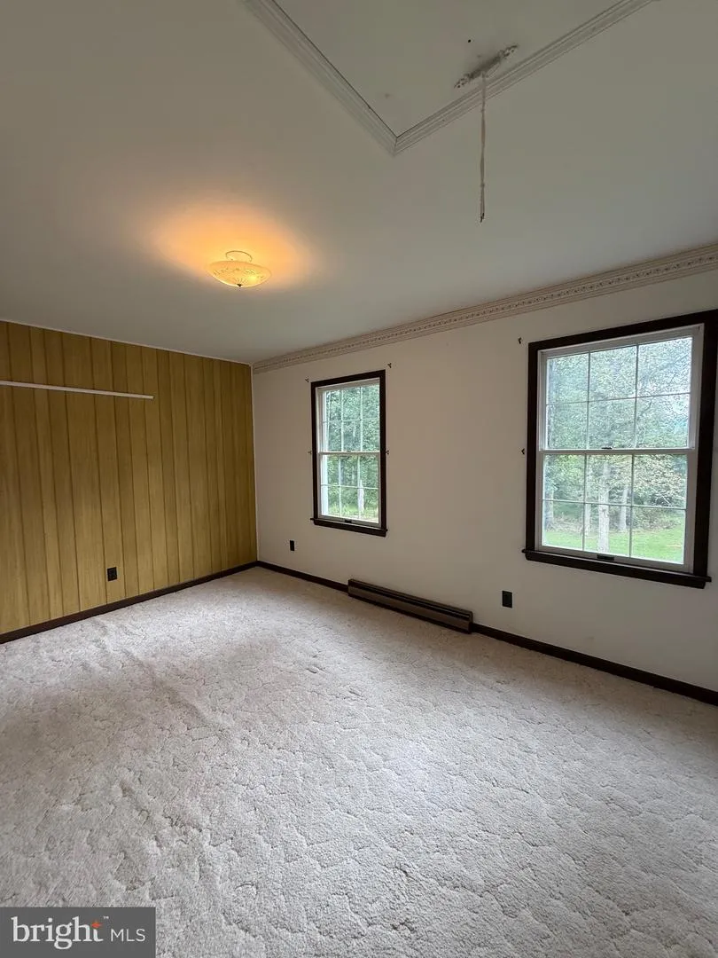 6859 US HIGHWAY 220 Old Fields, WV 26845