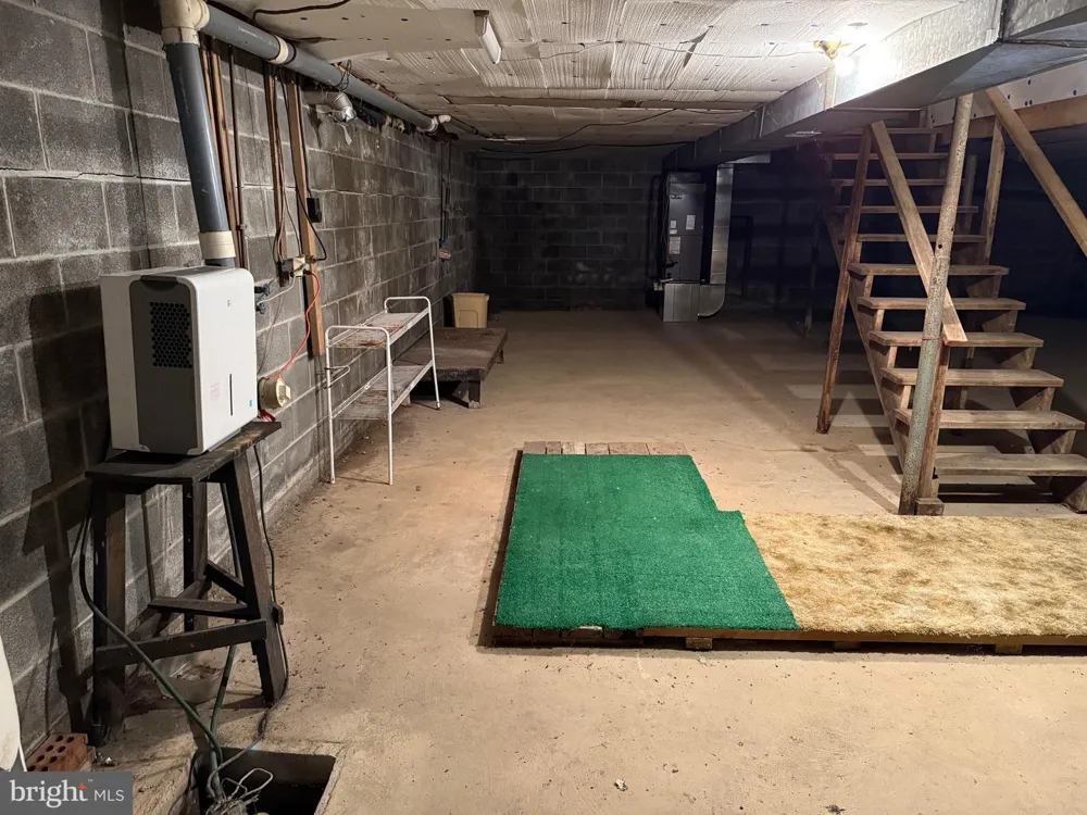 6859 US HIGHWAY 220 Old Fields, WV 26845