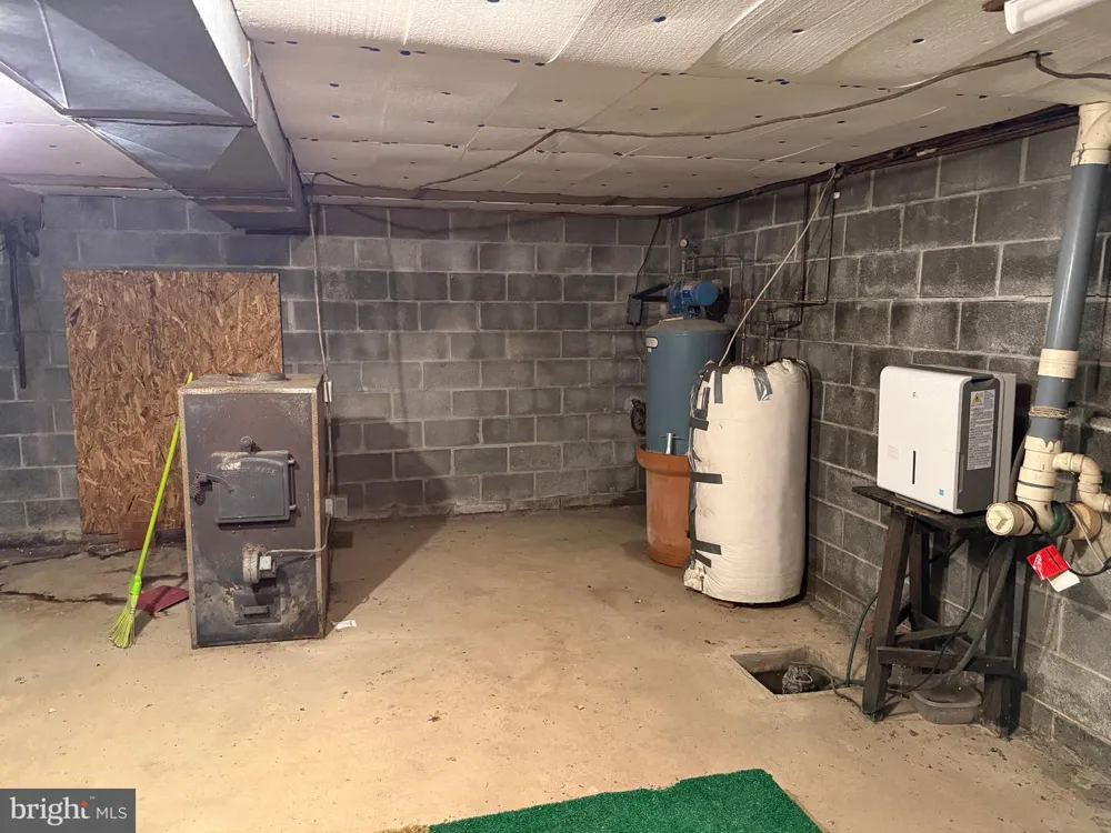 6859 US HIGHWAY 220 Old Fields, WV 26845