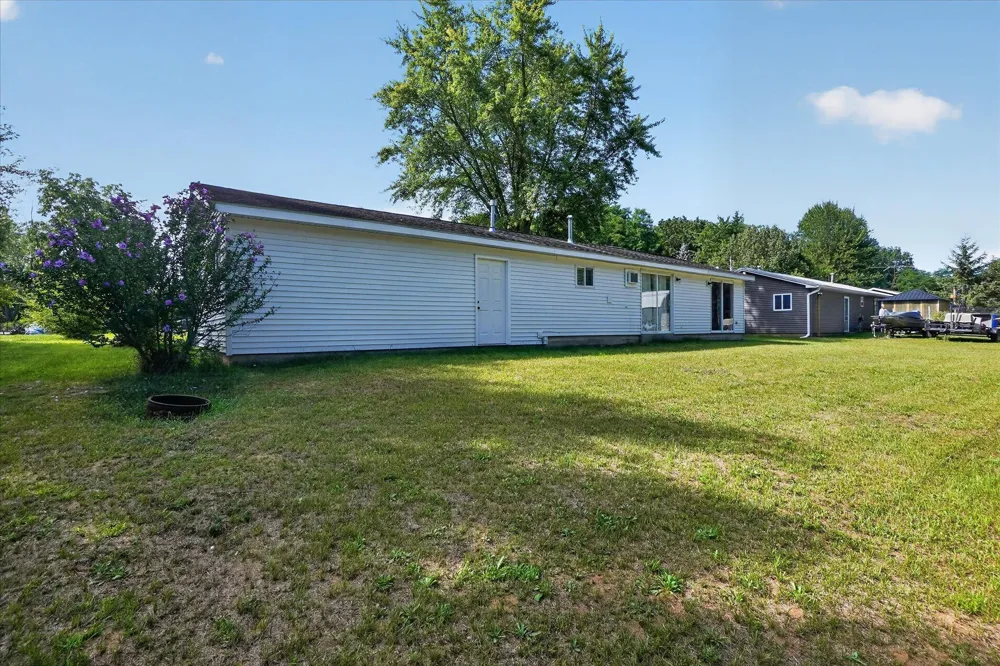 1790 Lakewood Drive Crystal, MI 48818