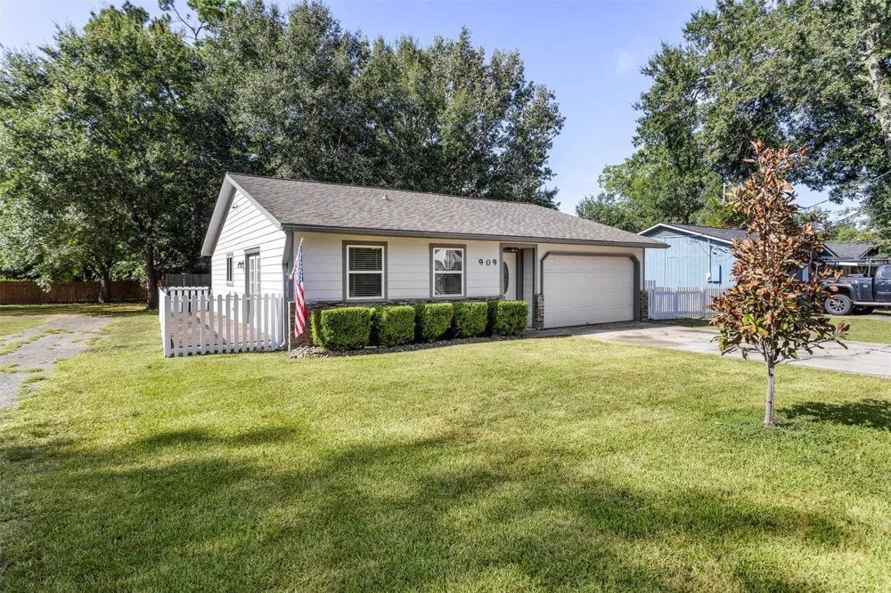 909 Stewart Street Montgomery, TX 77316