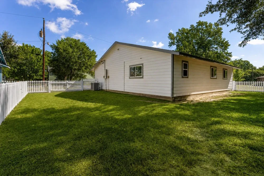 909 Stewart Street Montgomery, TX 77316