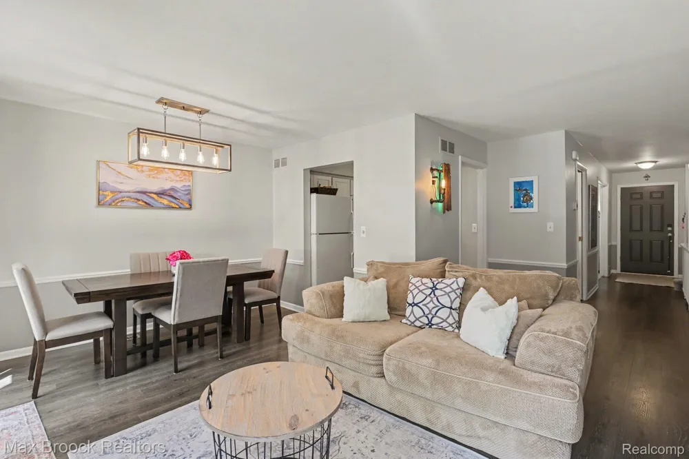 1928 S Wickham W Royal Oak City, MI 48073