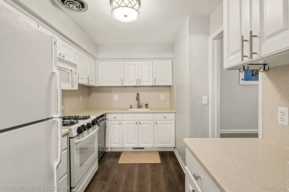 1928 S Wickham W Royal Oak City, MI 48073