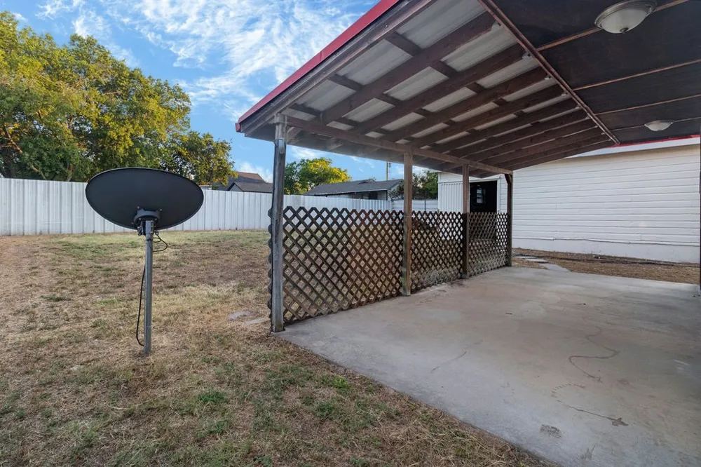 8615 Ronnie Street White Settlement, TX 76108