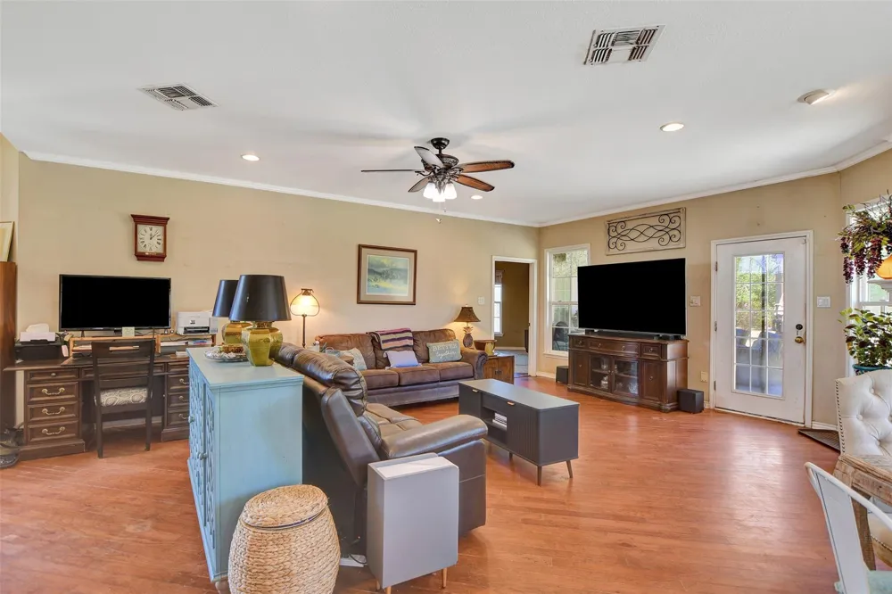 9596 Wallace Road Midway, TX 75852