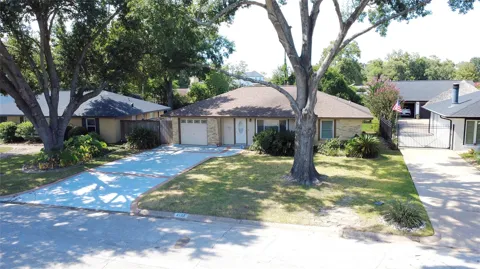 2106 Woodcrest Drive
