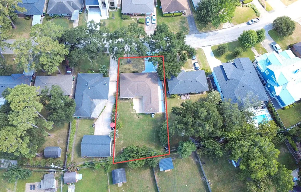 2106 Woodcrest Drive Houston, TX 77018