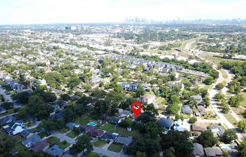 2106 Woodcrest Drive Houston, TX 77018