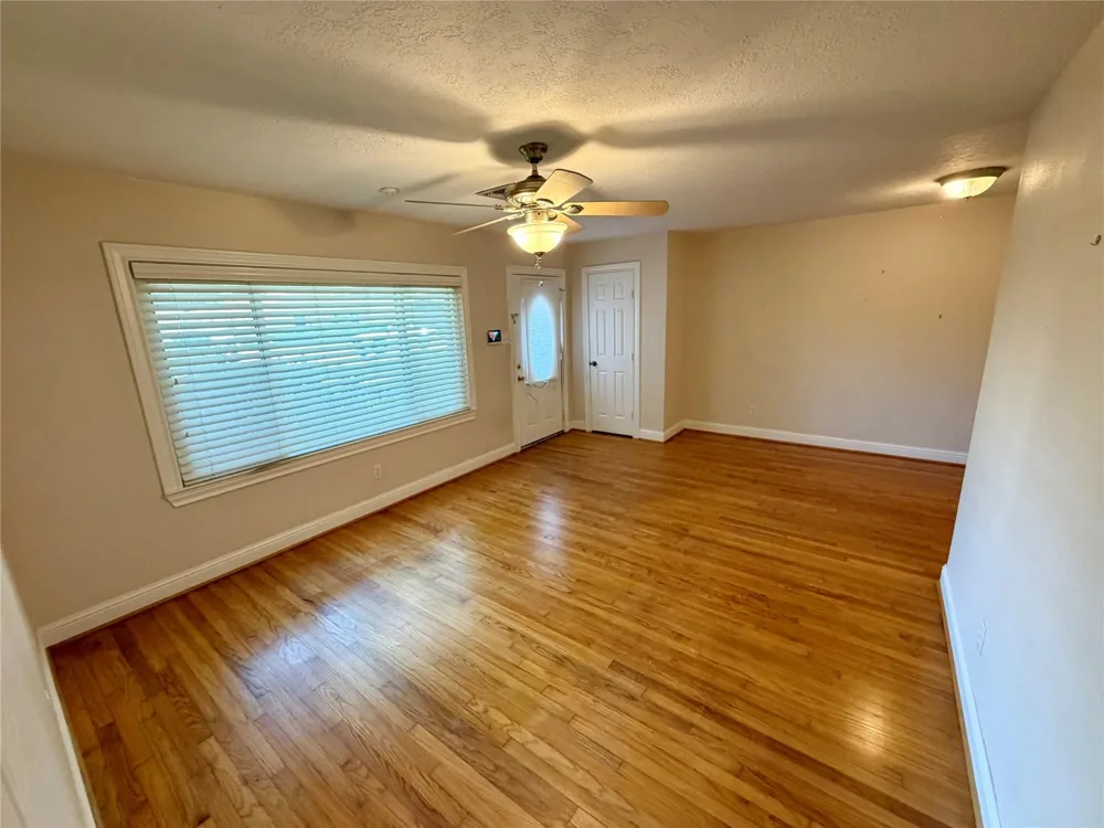 2106 Woodcrest Drive Houston, TX 77018