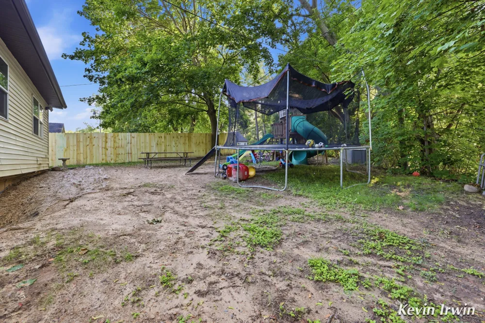 6780 Tulare Avenue NE Rockford, MI 49341
