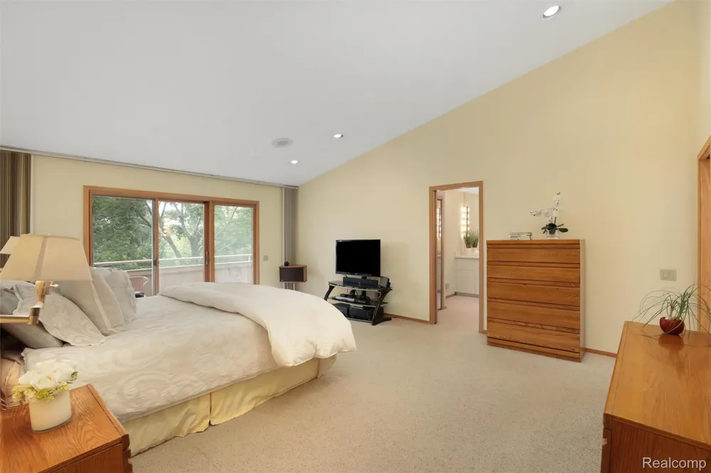 4972 Champlain Circle West Bloomfield Charter Township, MI 48323