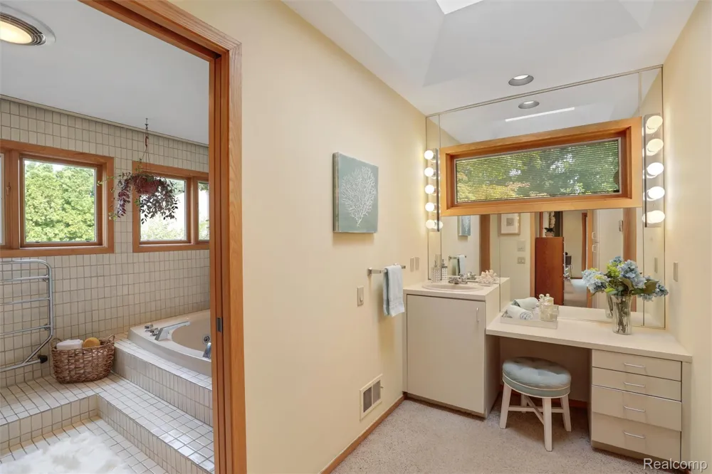 4972 Champlain Circle West Bloomfield Charter Township, MI 48323