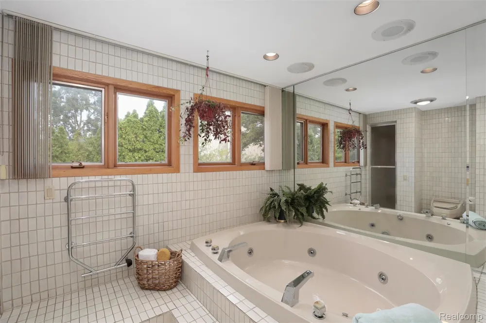 4972 Champlain Circle West Bloomfield Charter Township, MI 48323