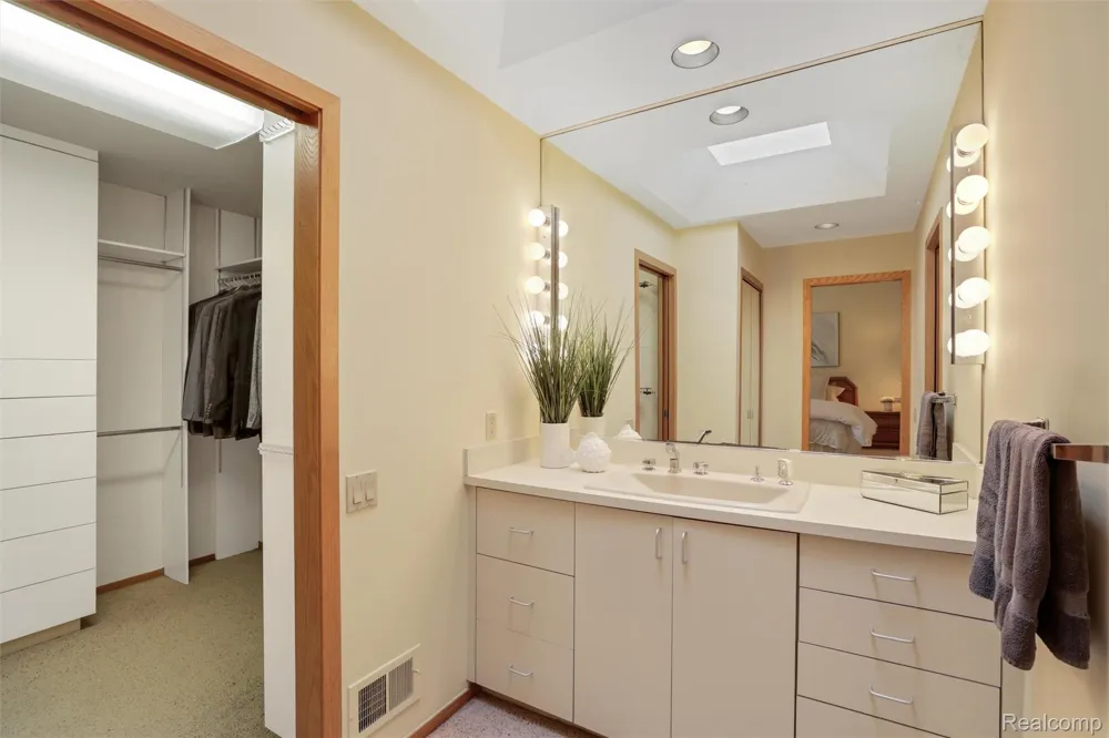 4972 Champlain Circle West Bloomfield Charter Township, MI 48323