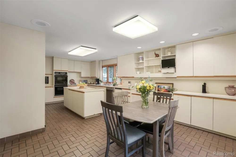 4972 Champlain Circle West Bloomfield Charter Township, MI 48323