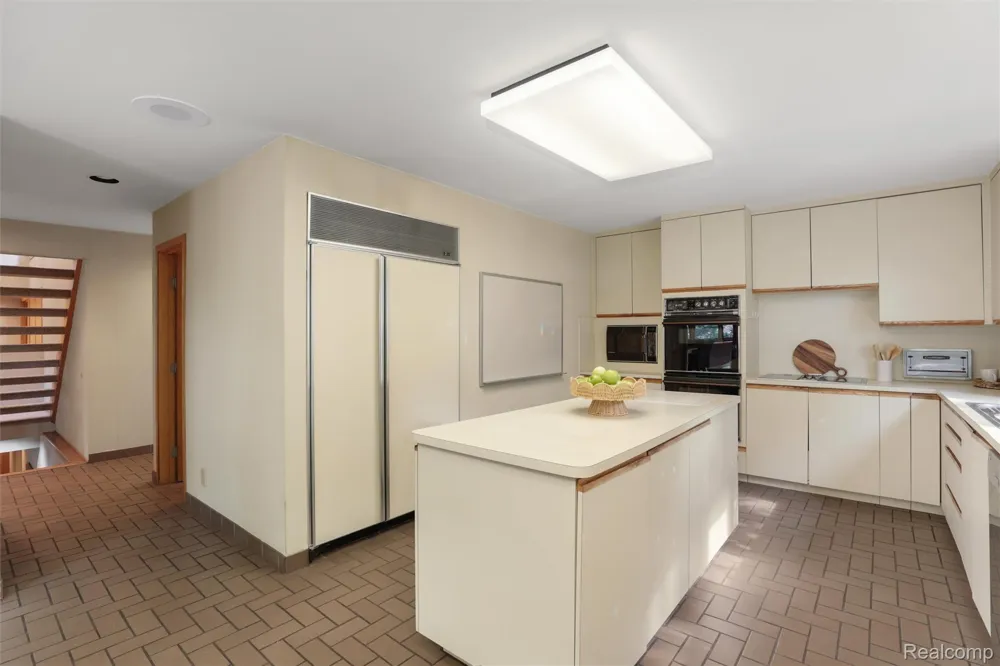 4972 Champlain Circle West Bloomfield Charter Township, MI 48323