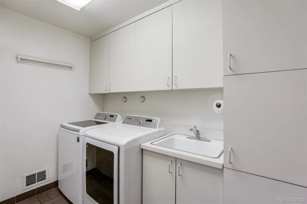4972 Champlain Circle West Bloomfield Charter Township, MI 48323