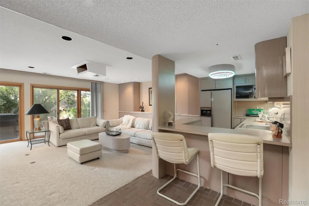 4972 Champlain Circle West Bloomfield Charter Township, MI 48323