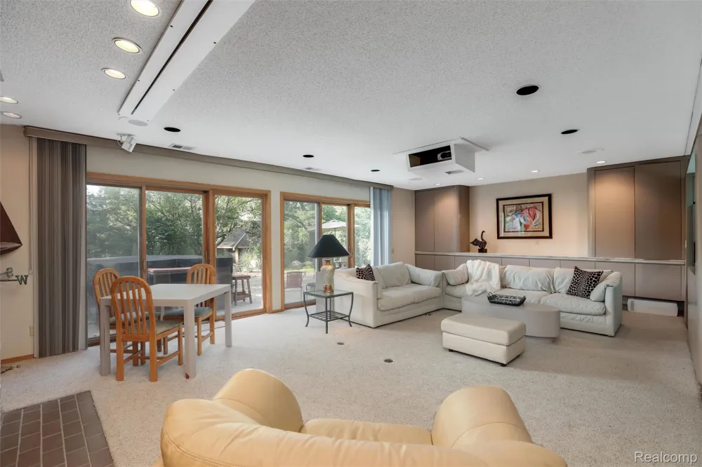 4972 Champlain Circle West Bloomfield Charter Township, MI 48323