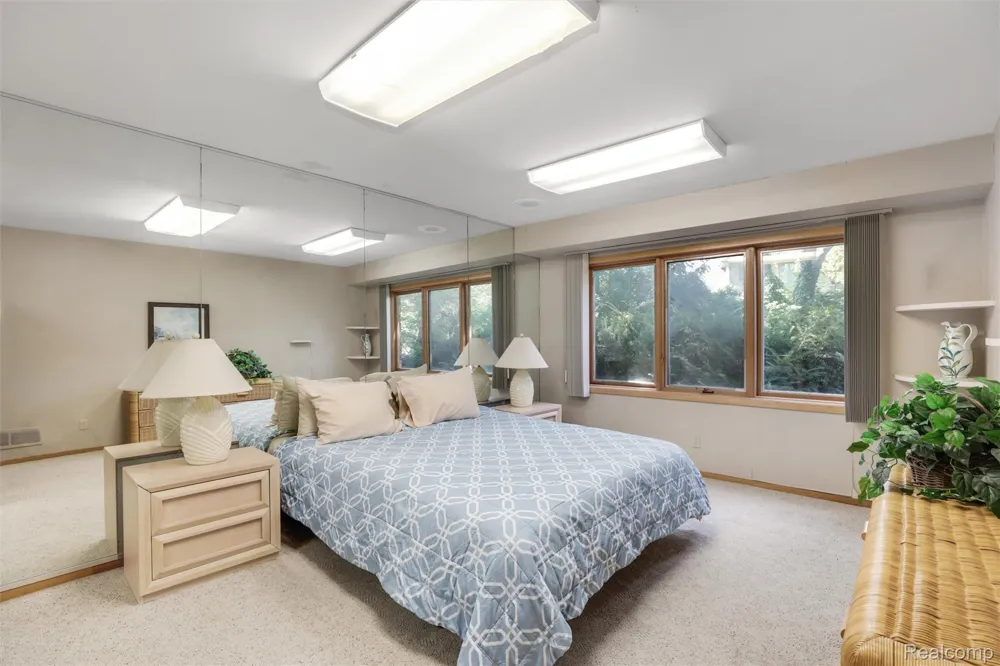 4972 Champlain Circle West Bloomfield Charter Township, MI 48323