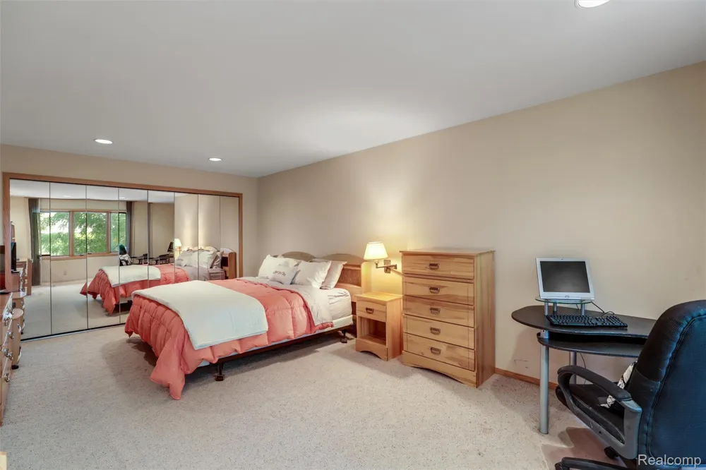 4972 Champlain Circle West Bloomfield Charter Township, MI 48323