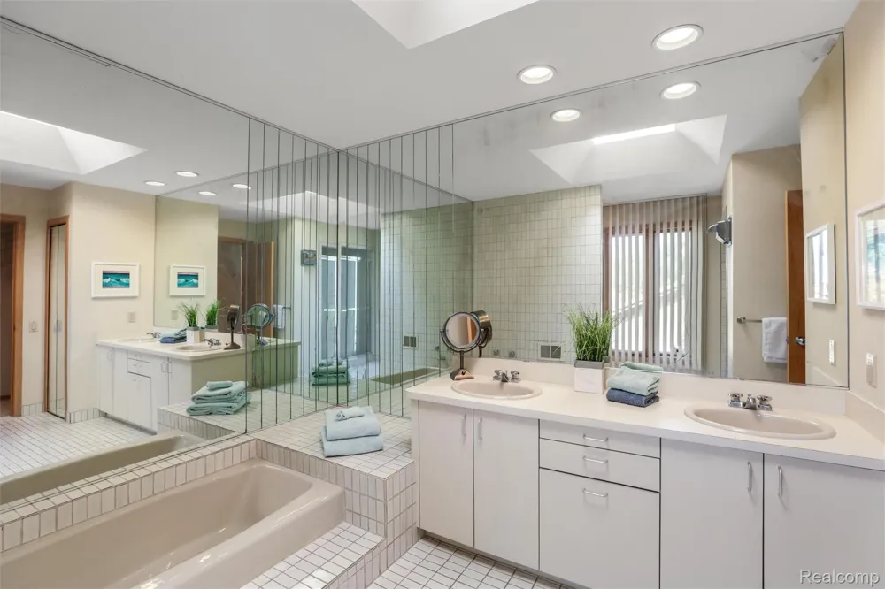 4972 Champlain Circle West Bloomfield Charter Township, MI 48323