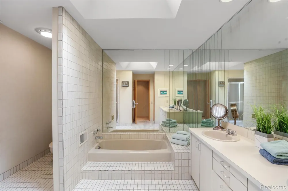 4972 Champlain Circle West Bloomfield Charter Township, MI 48323