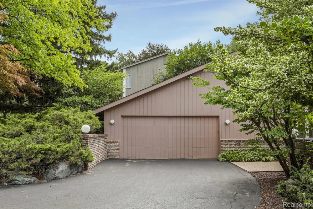 4972 Champlain Circle West Bloomfield Charter Township, MI 48323