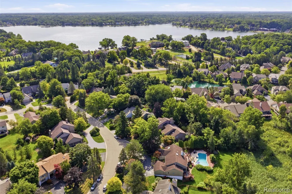 4972 Champlain Circle West Bloomfield Charter Township, MI 48323