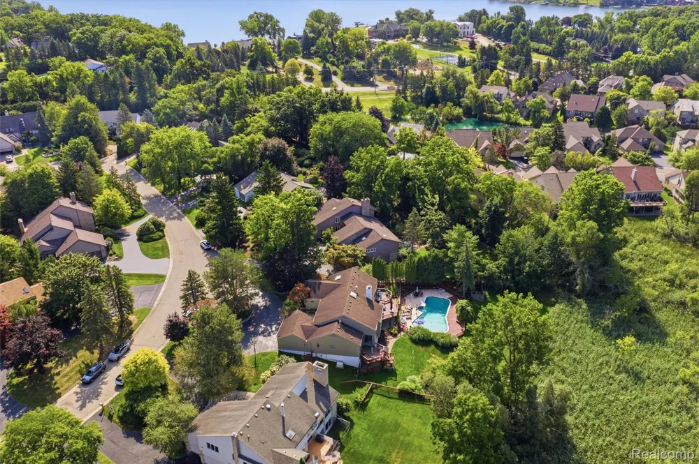 4972 Champlain Circle West Bloomfield Charter Township, MI 48323