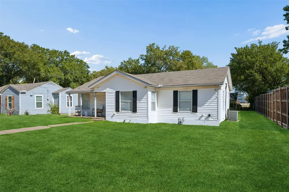 809 E Wall Street Grapevine, TX 76051