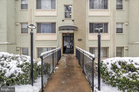 2850 HARTFORD STREET SE #303