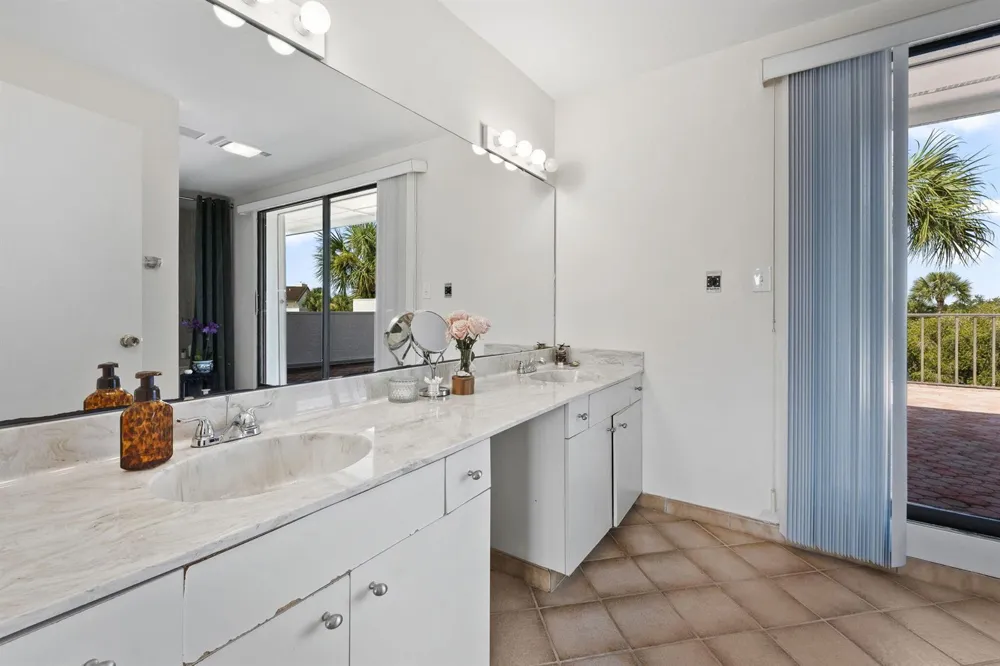 3400 TWIN LAKES TERRACE #206 Fort Pierce, FL 34951