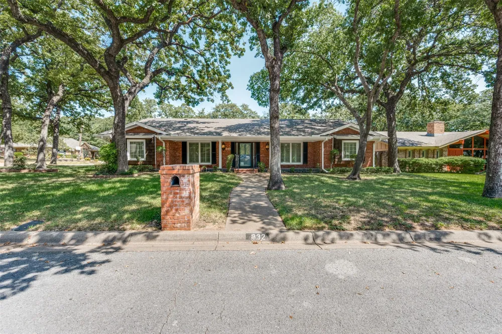 832 Wheelwood Drive Hurst, TX 76053