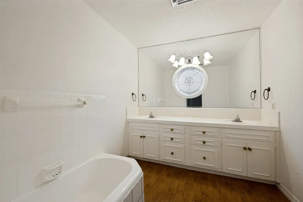 832 Wheelwood Drive Hurst, TX 76053