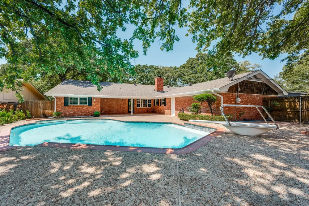 832 Wheelwood Drive Hurst, TX 76053